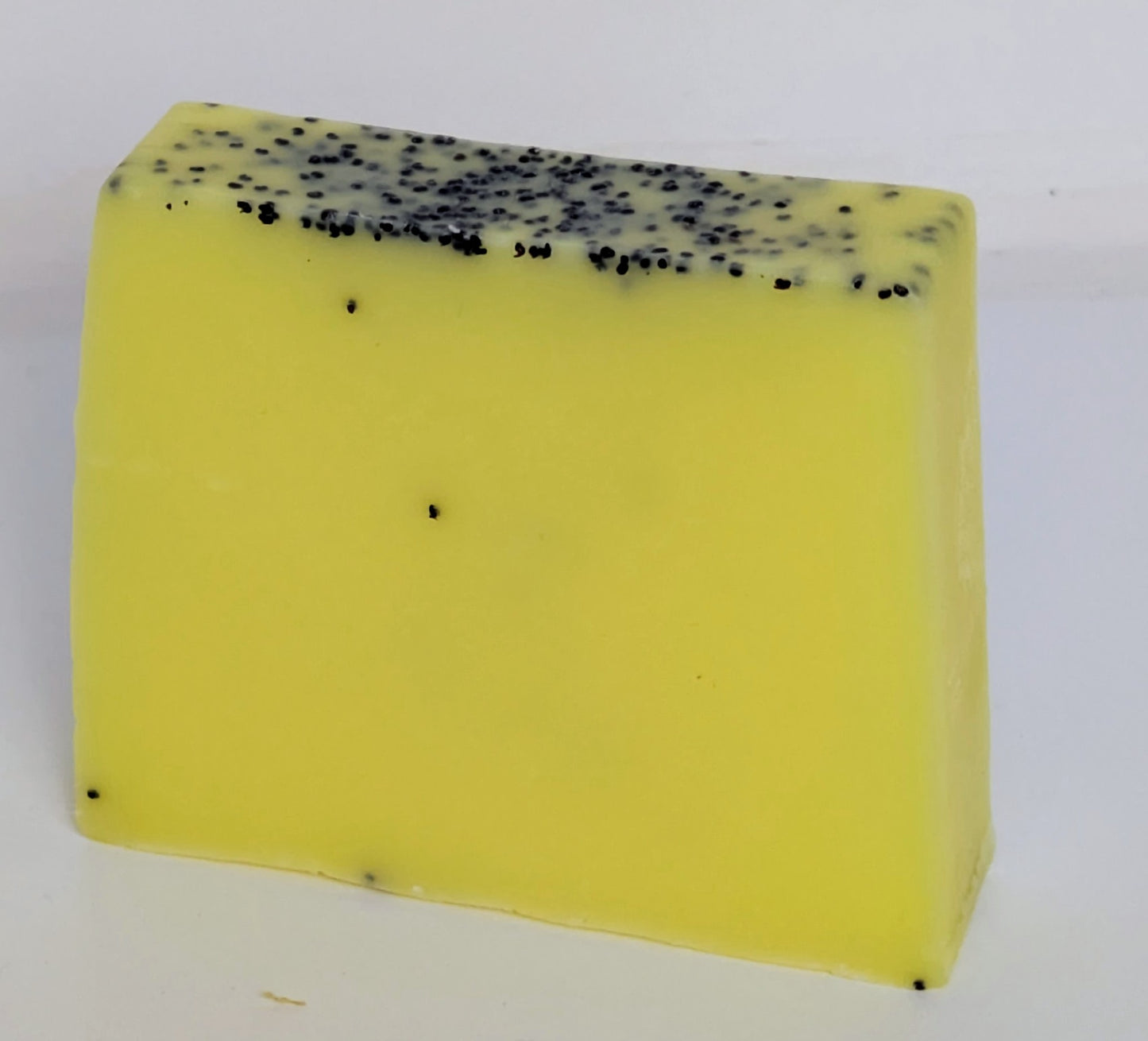 Zitrone Mohn Naturseife – Erfrischende Pflege mit Zitrusduft und sanfter Peelingwirkung für eine glatte, frische Haut.