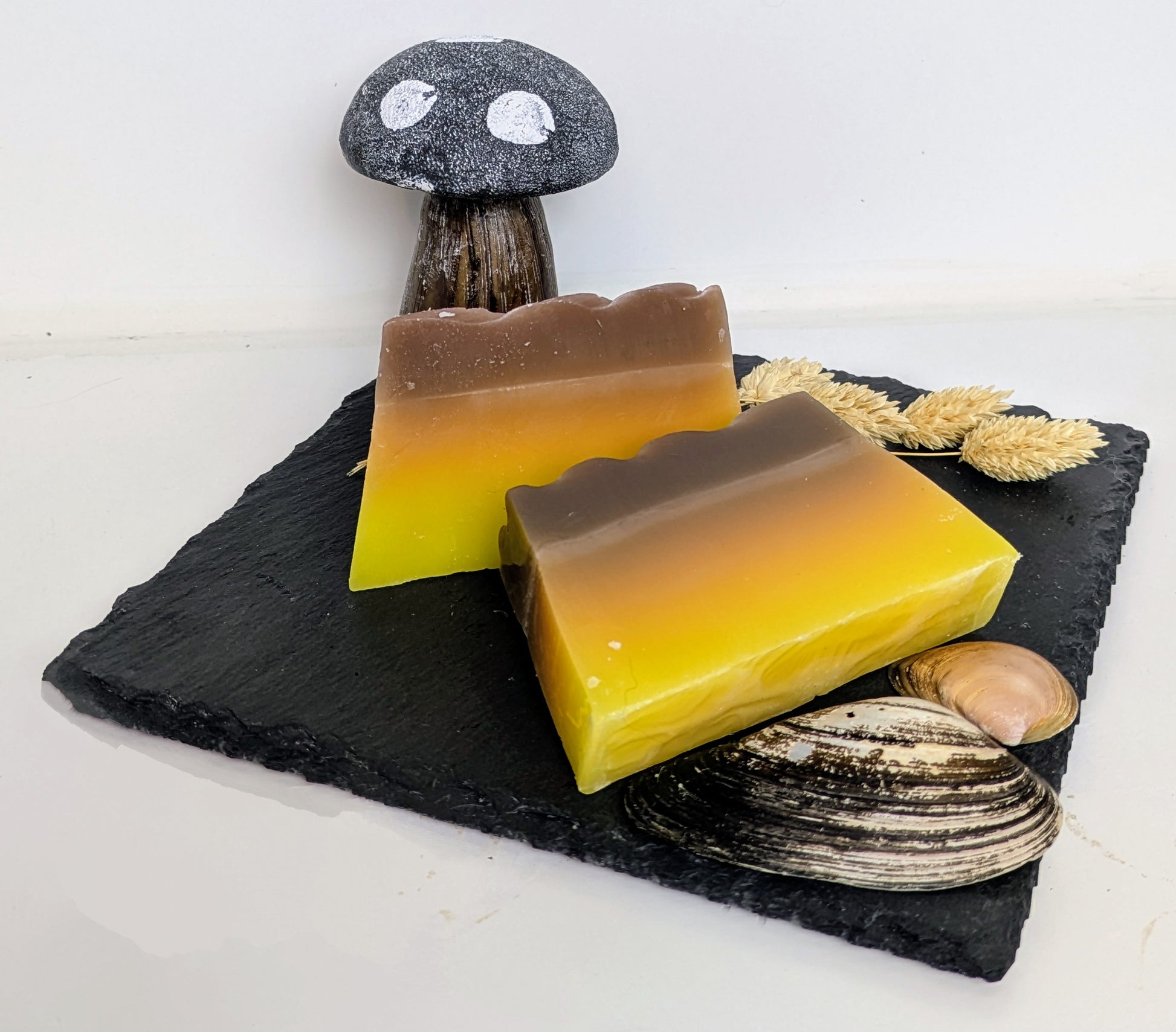 Tropische Ananas Seife – Erfrischende Pflege mit einem fruchtigen Ananas-Duft für deine Haut. Natürliche Pflege, die deine Sinne verwöhnt.