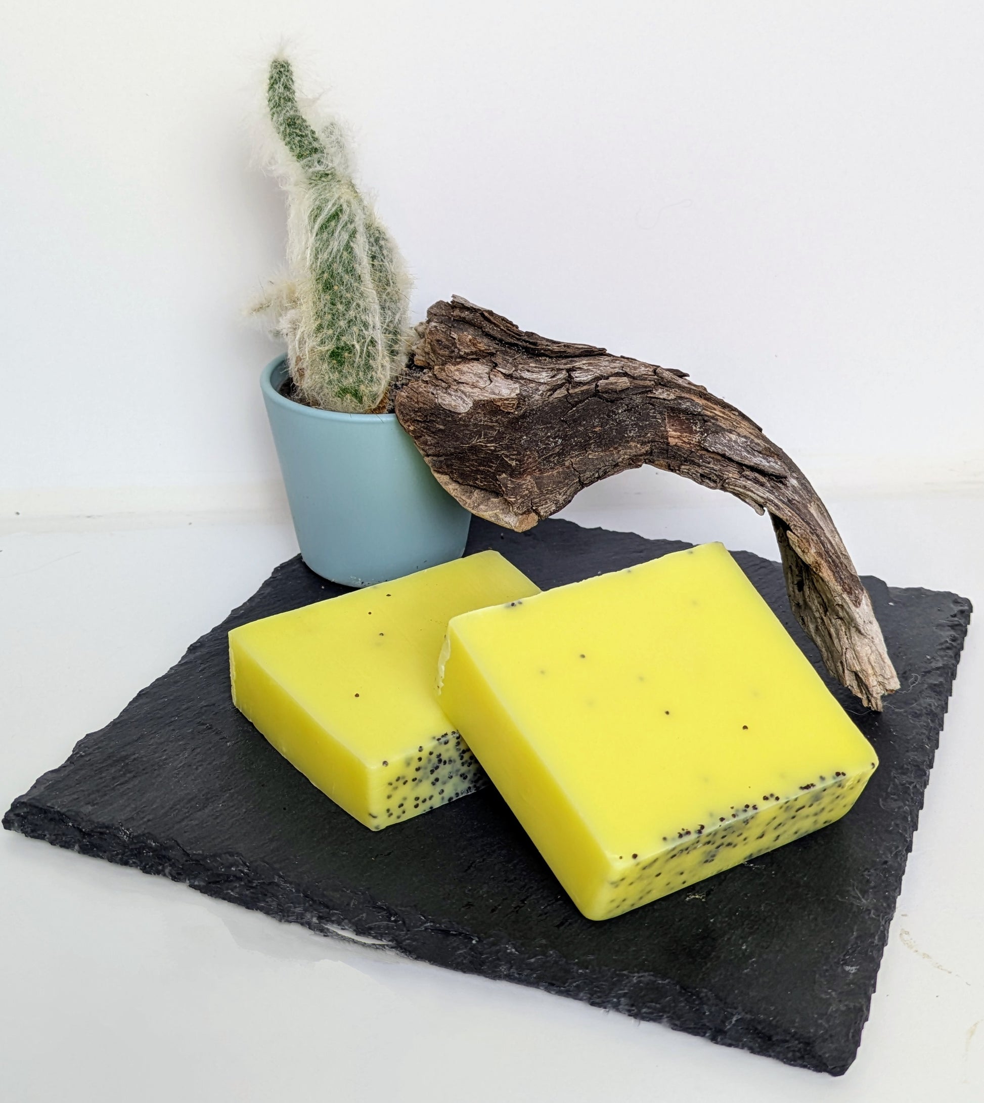 Zitrone Mohn Naturseife – Erfrischende Pflege mit Zitrusduft und sanfter Peelingwirkung für eine glatte, frische Haut.