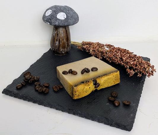 Café Latte Naturseife – Erfrischende Pflege mit Kaffee-Duft und Peeling-Effekt für eine weiche, gepflegte Haut.