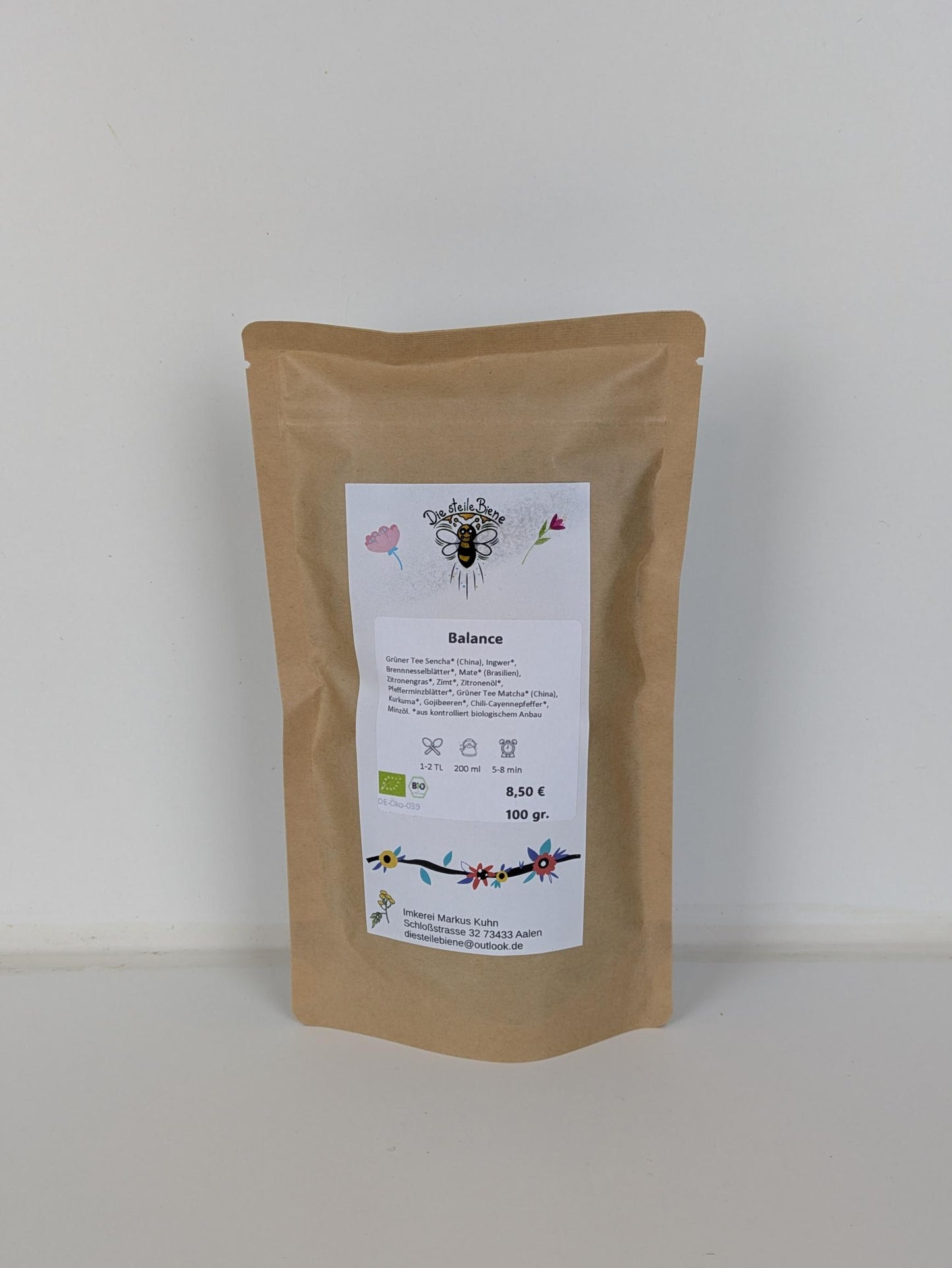 Balance Bio Grüntee – belebende Mischung mit Ingwer, Matcha, Mate, Minze und Zitronenöl auf Holzuntergrund – Die Steile Bien