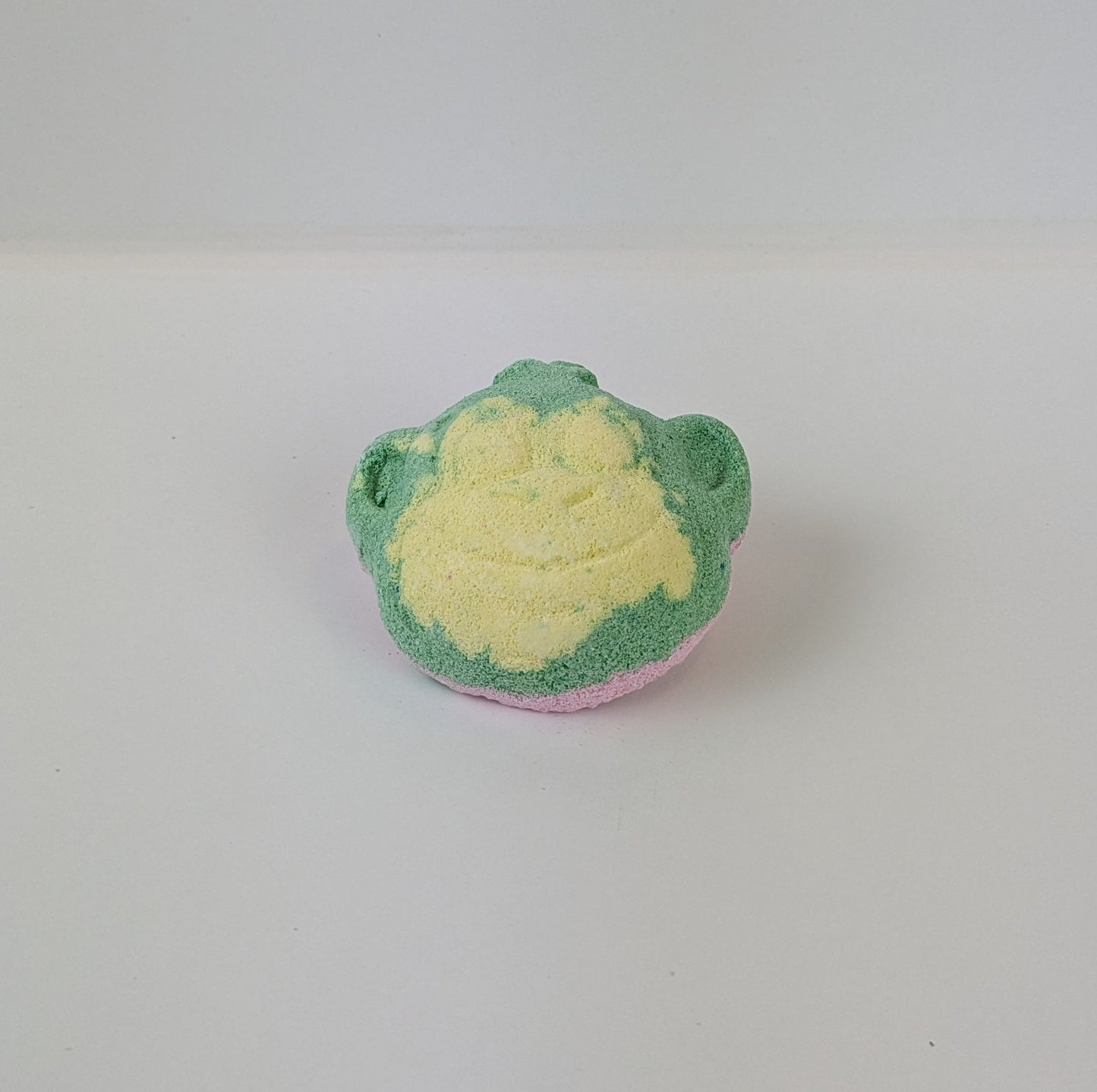 „Bunte Badebombe – Sprudelnde Badekugel mit Duft und natürlichen Pflegeölen“