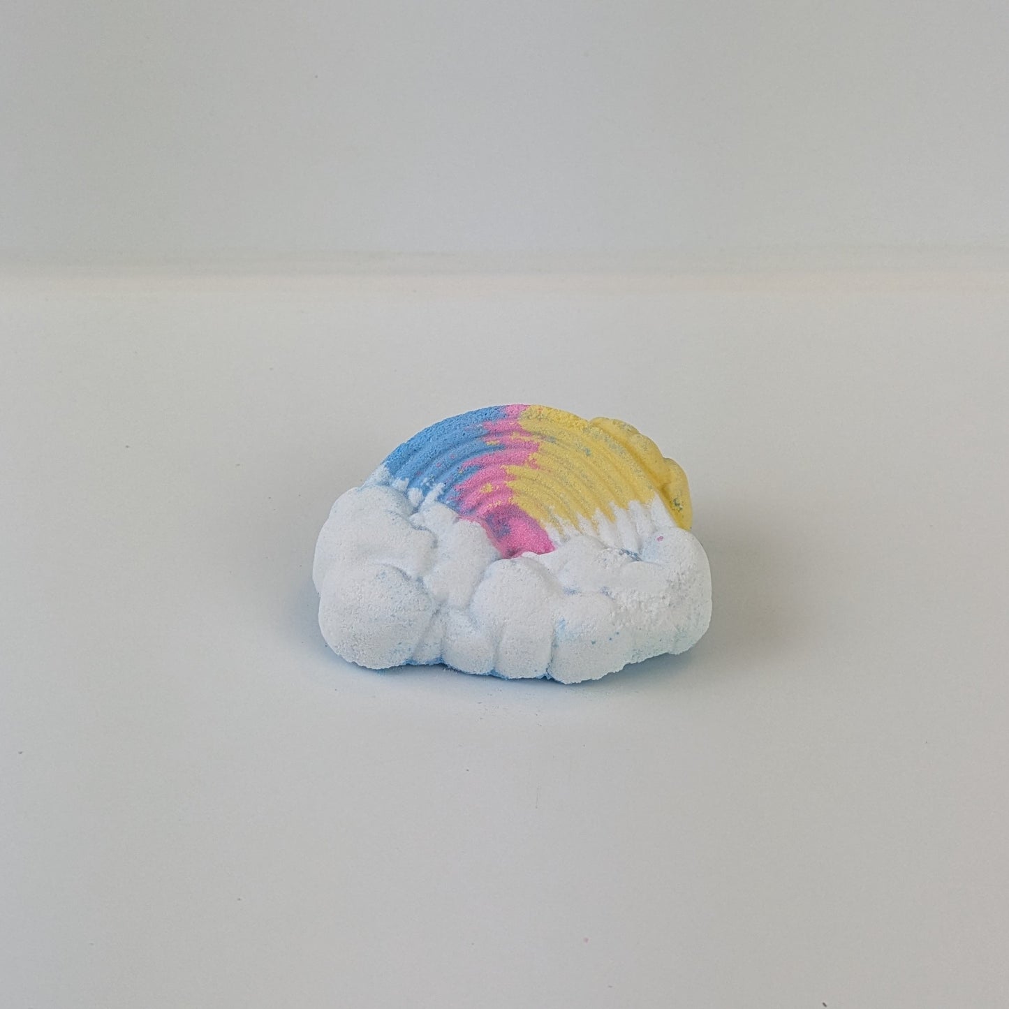 „Bunte Badebombe – Sprudelnde Badekugel mit Duft und natürlichen Pflegeölen“