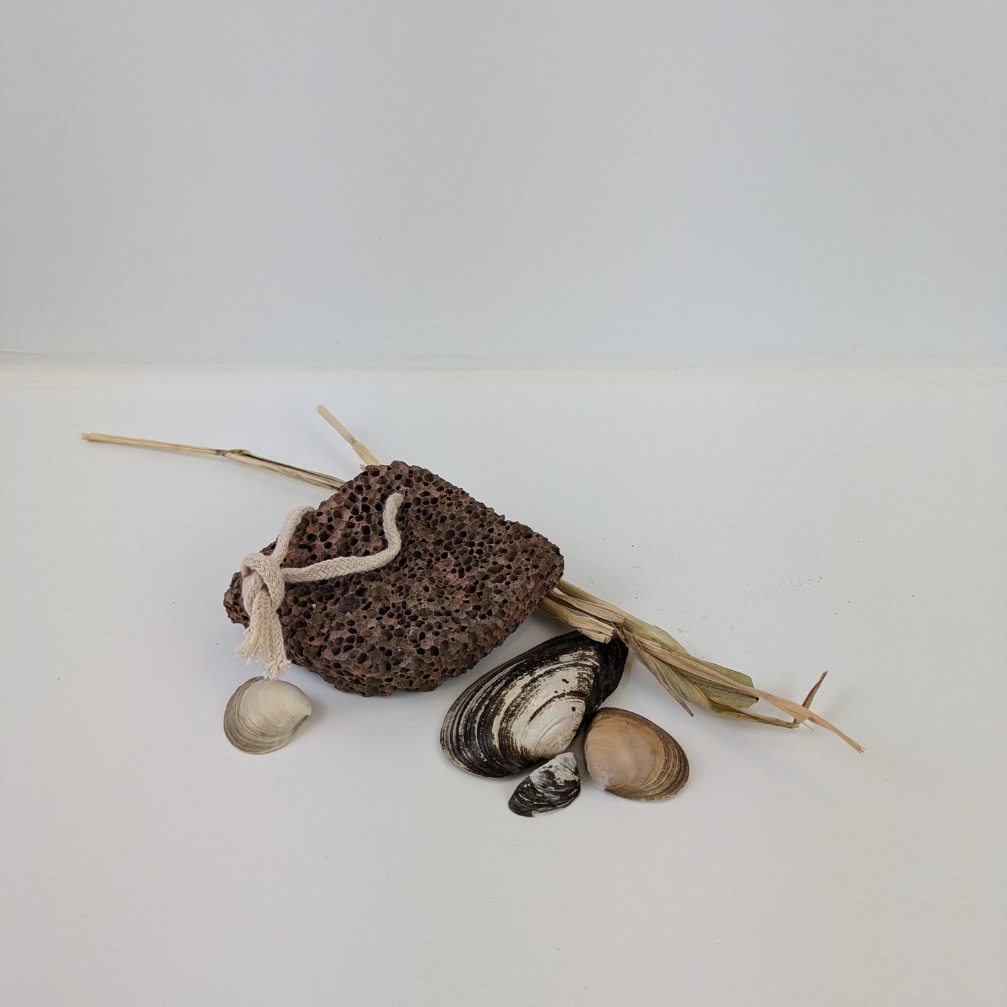 Lava-Bimsstein – Natürlicher Bimsstein zur sanften Hornhautentfernung & Fußpflege