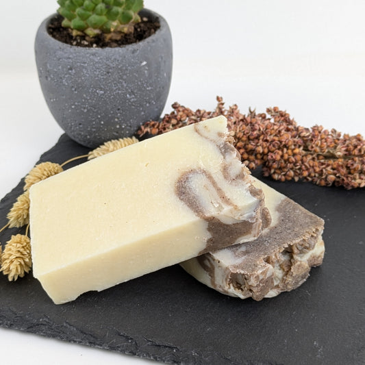 Natürliche Ziegenmilchseife in umweltfreundlicher Verpackung – feuchtigkeitsspendend & frei von künstlichen Zusätzen.