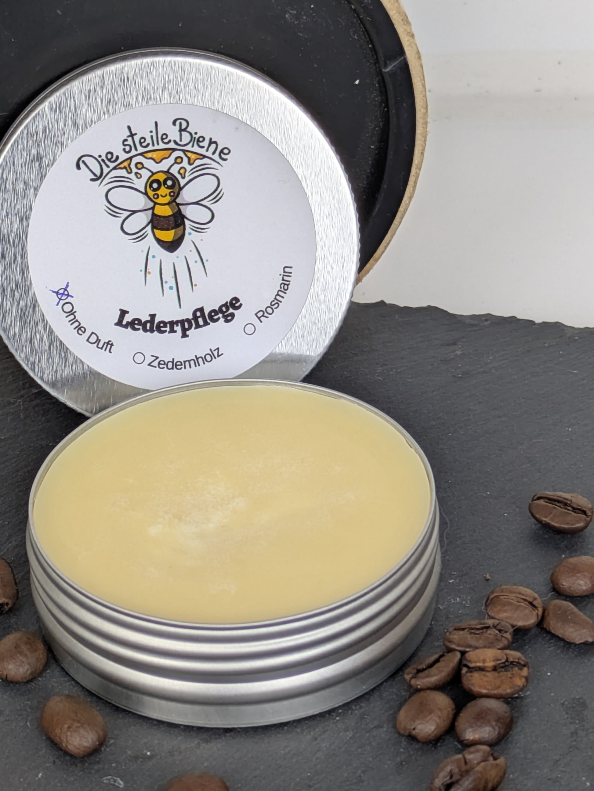 „Natürliche Lederpflege von Die Steile Biene – Lederbalsam mit Bienenwachs, in den Varianten Zedernholz, Rosmarin oder neutral, handgemacht & plastikfrei“