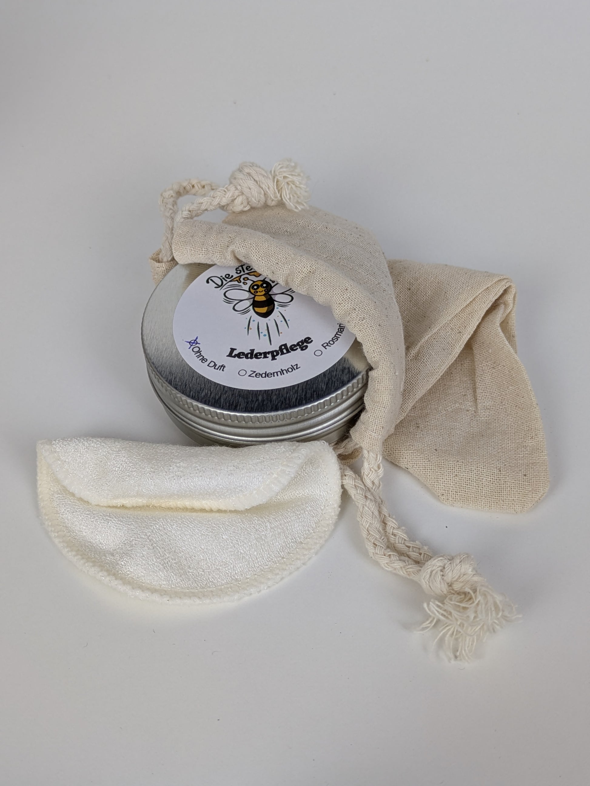 „Natürliche Lederpflege von Die Steile Biene – Lederbalsam mit Bienenwachs, in den Varianten Zedernholz, Rosmarin oder neutral, handgemacht & plastikfrei“