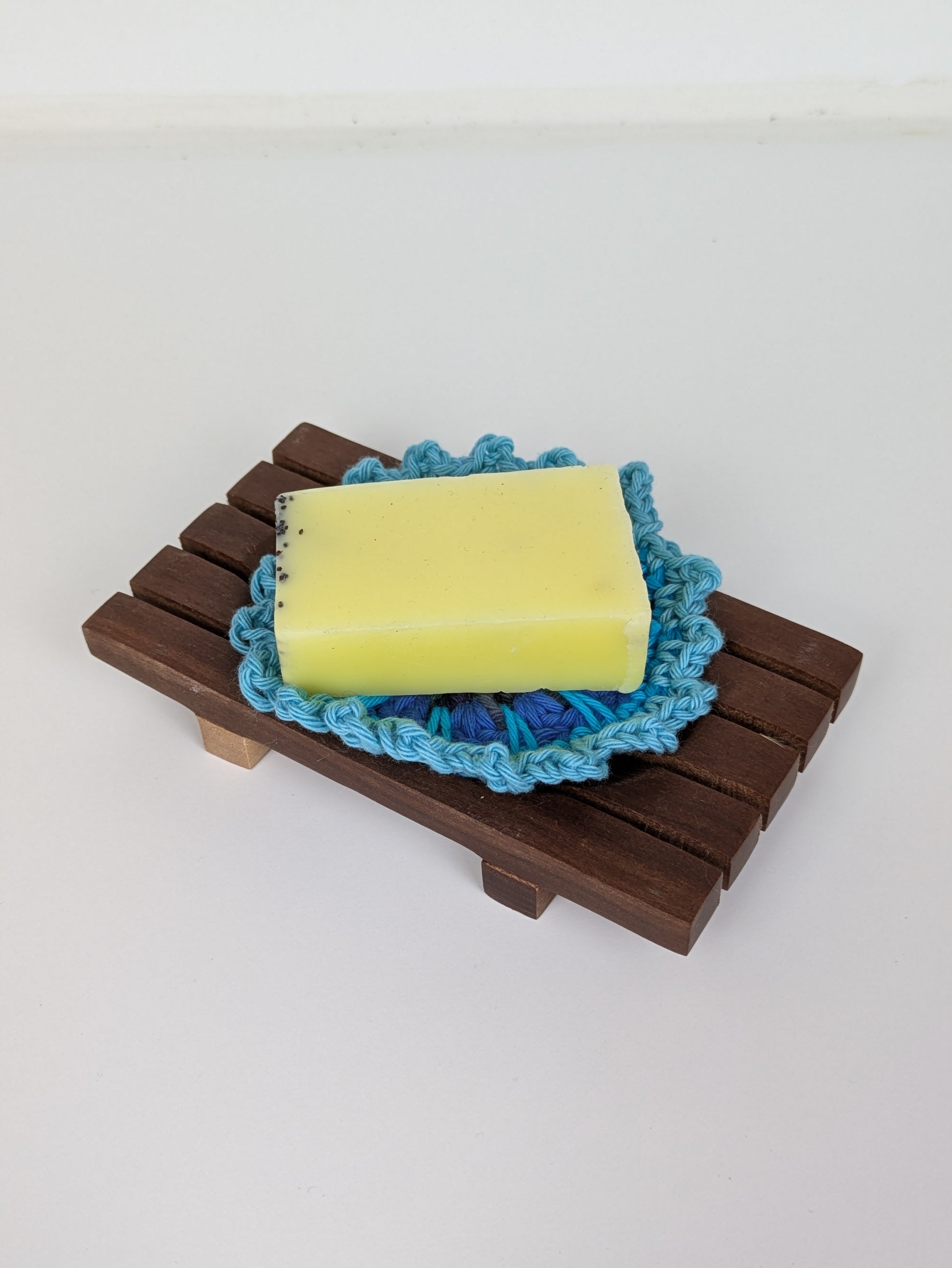 „Nachhaltiges Seifenpad aus Baumwolle in Blumenform in Seifenschale“