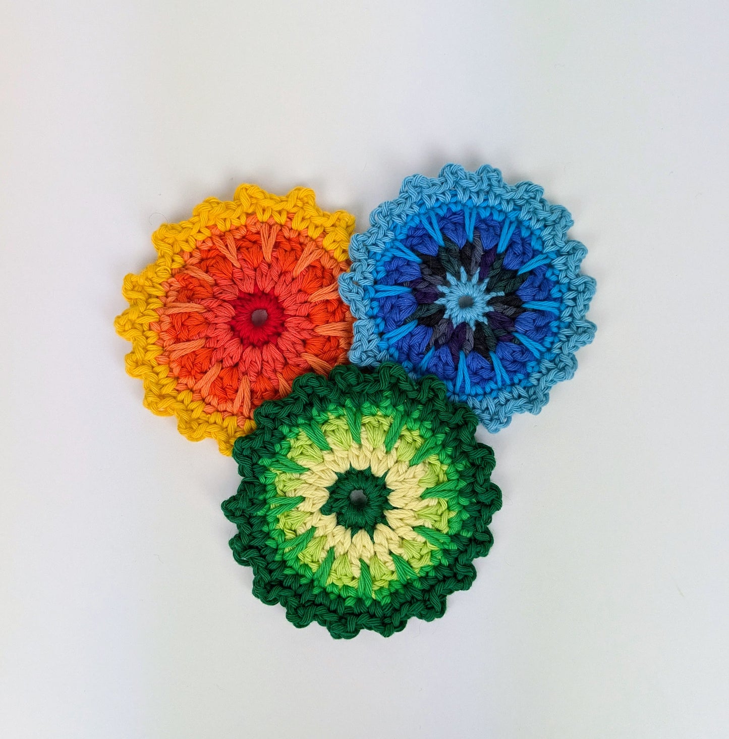 „Nachhaltiges Seifenpad aus Baumwolle in Blumenform in Seifenschale“