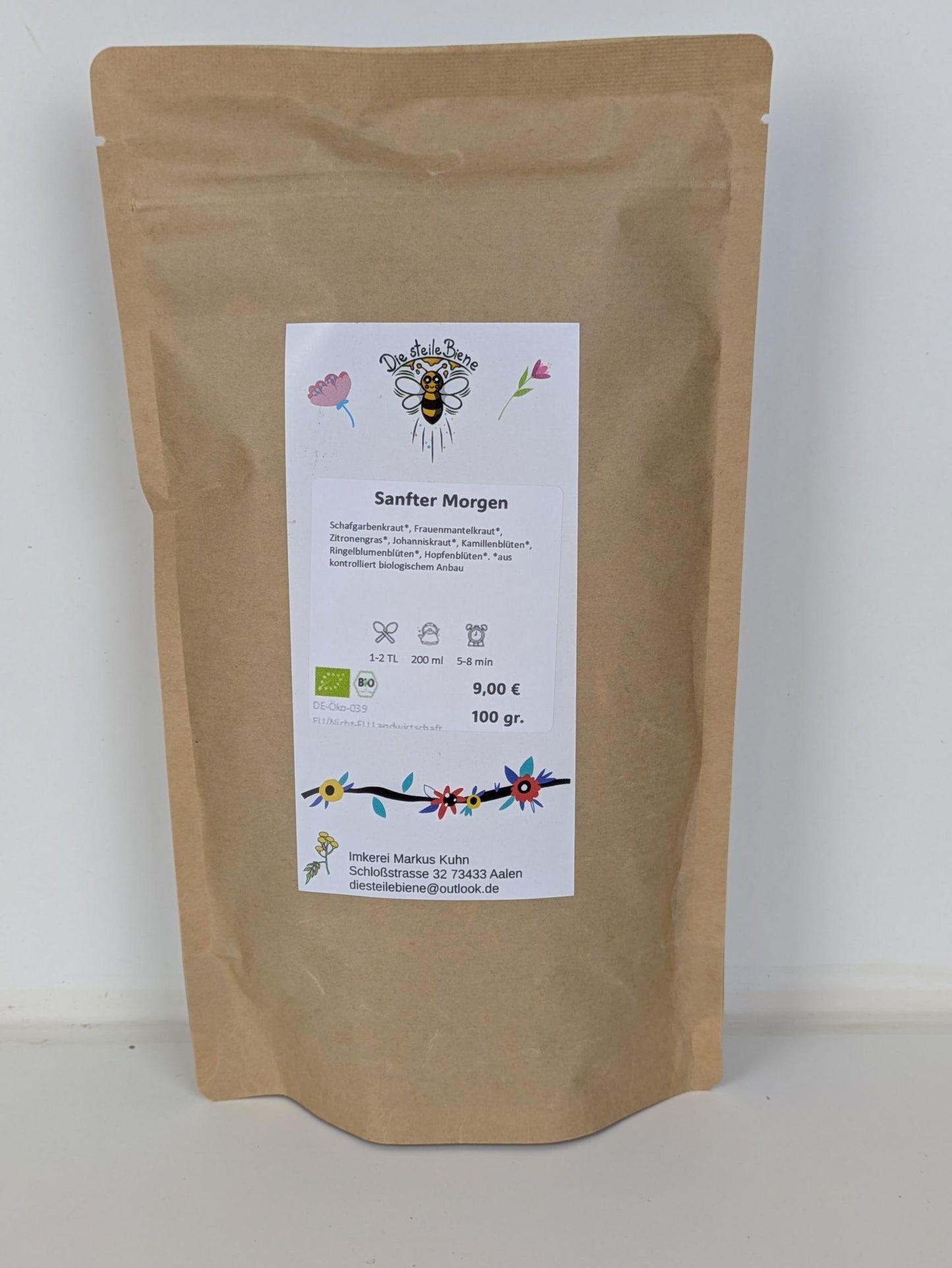 Sanfter Morgen Bio Kräutertee – blumige Kräutermischung mit Kamille, Johanniskraut und Frauenmantel auf natürlichem Holzuntergrund – Die Steile Biene