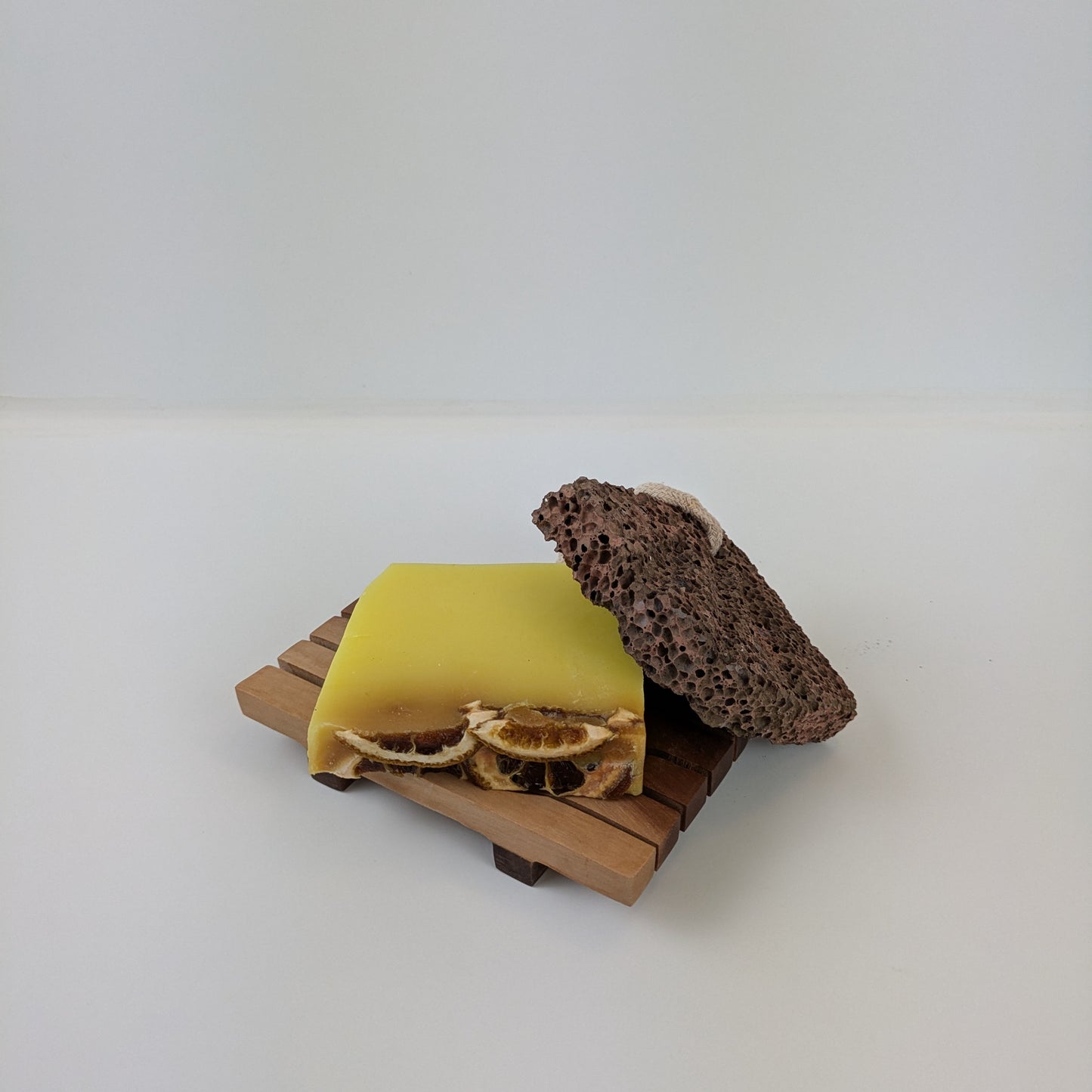 Eckige Seifenschale aus Breiapfelbaum – Handgemacht aus nachhaltigem Holz für dein Badezimmer
