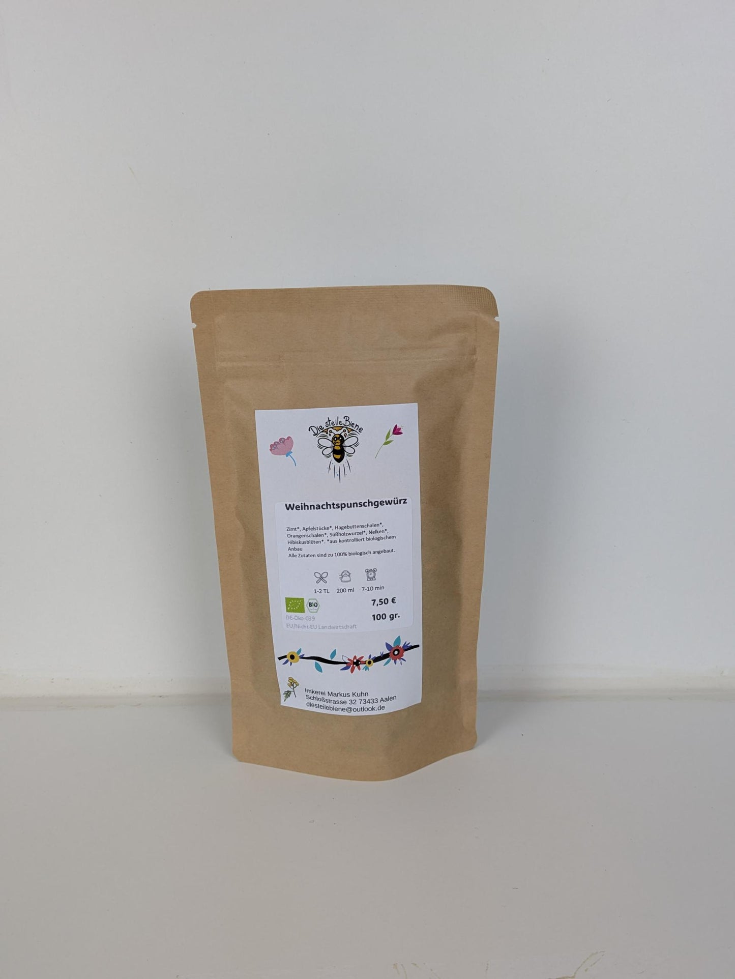 Weihnachtspunschgewürz Bio – würziger Wintertee mit Zimt, Orange und Hibiskus auf Holzuntergrund – Die Steile Biene