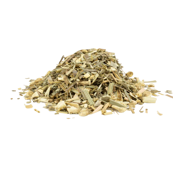 Loser Bio Ingwer-Zitronen-Tee in einer weißen Tasse mit frischer Ingwerscheibe und Zitronenscheiben auf einem Holzbrett