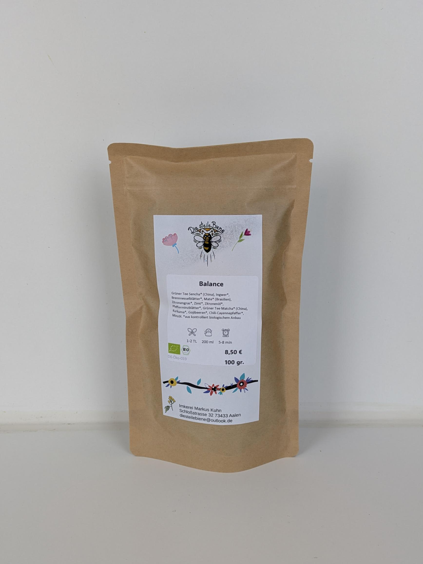 Balance Bio Grüntee – belebende Mischung mit Ingwer, Matcha, Mate, Minze und Zitronenöl auf Holzuntergrund – Die Steile Bien