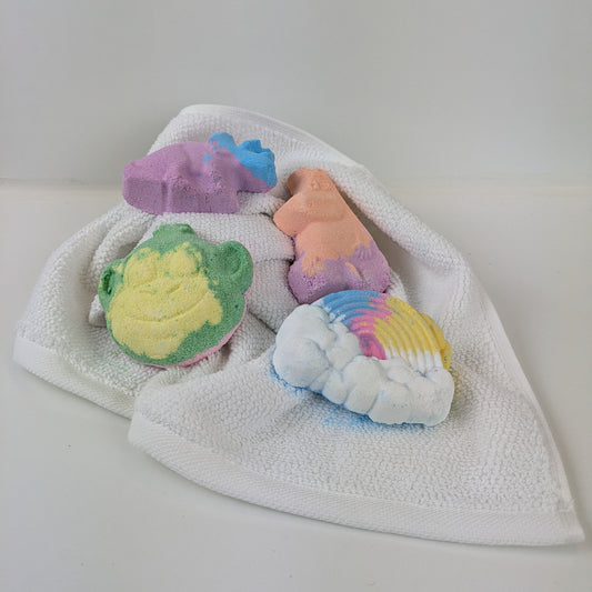 „Bunte Badebombe – Sprudelnde Badekugel mit Duft und natürlichen Pflegeölen“