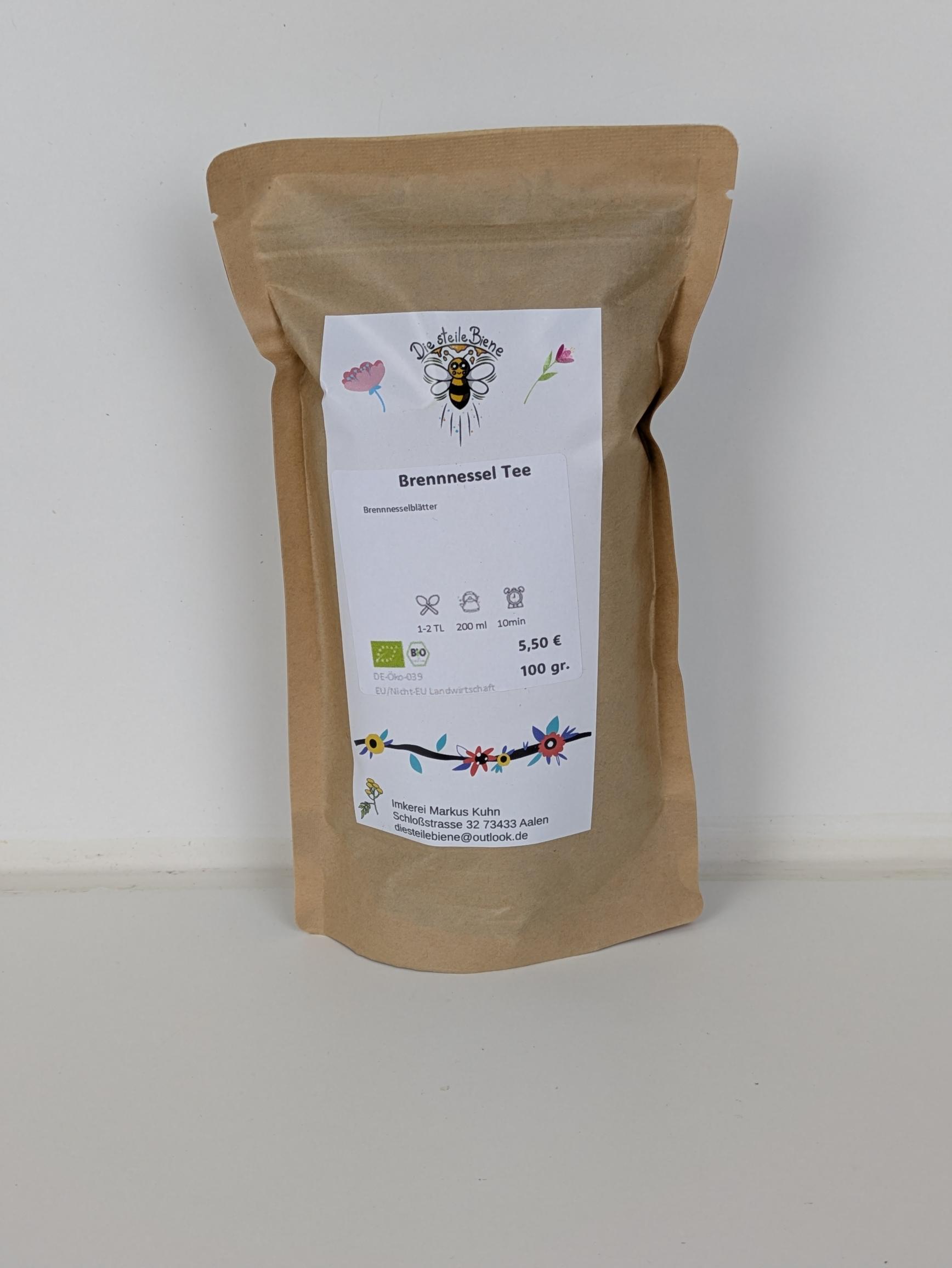 Loser Brennnesseltee in Bio-Qualität auf Holzuntergrund, naturgetrocknete grüne Blätter, natürliche Lichtstimmung, plastikfrei präsentiert, mit Schriftzug „Die Steile Biene“.