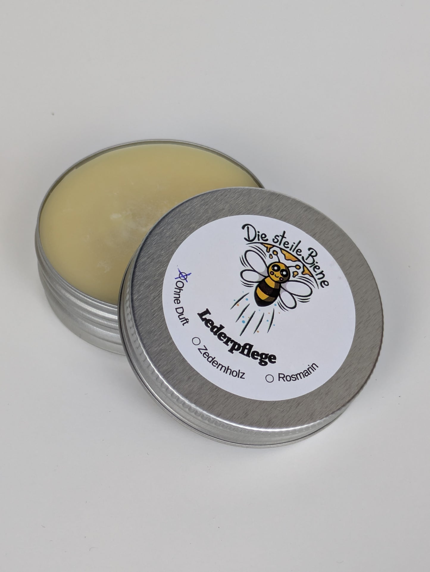 „Natürliche Lederpflege von Die Steile Biene – Lederbalsam mit Bienenwachs, in den Varianten Zedernholz, Rosmarin oder neutral, handgemacht & plastikfrei“