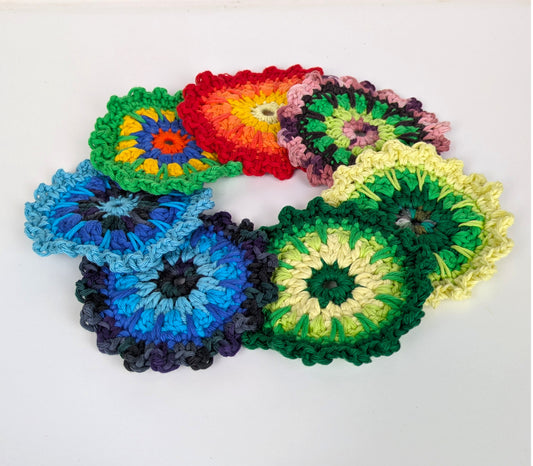 „Nachhaltiges Seifenpad aus Baumwolle in Blumenform in Seifenschale“