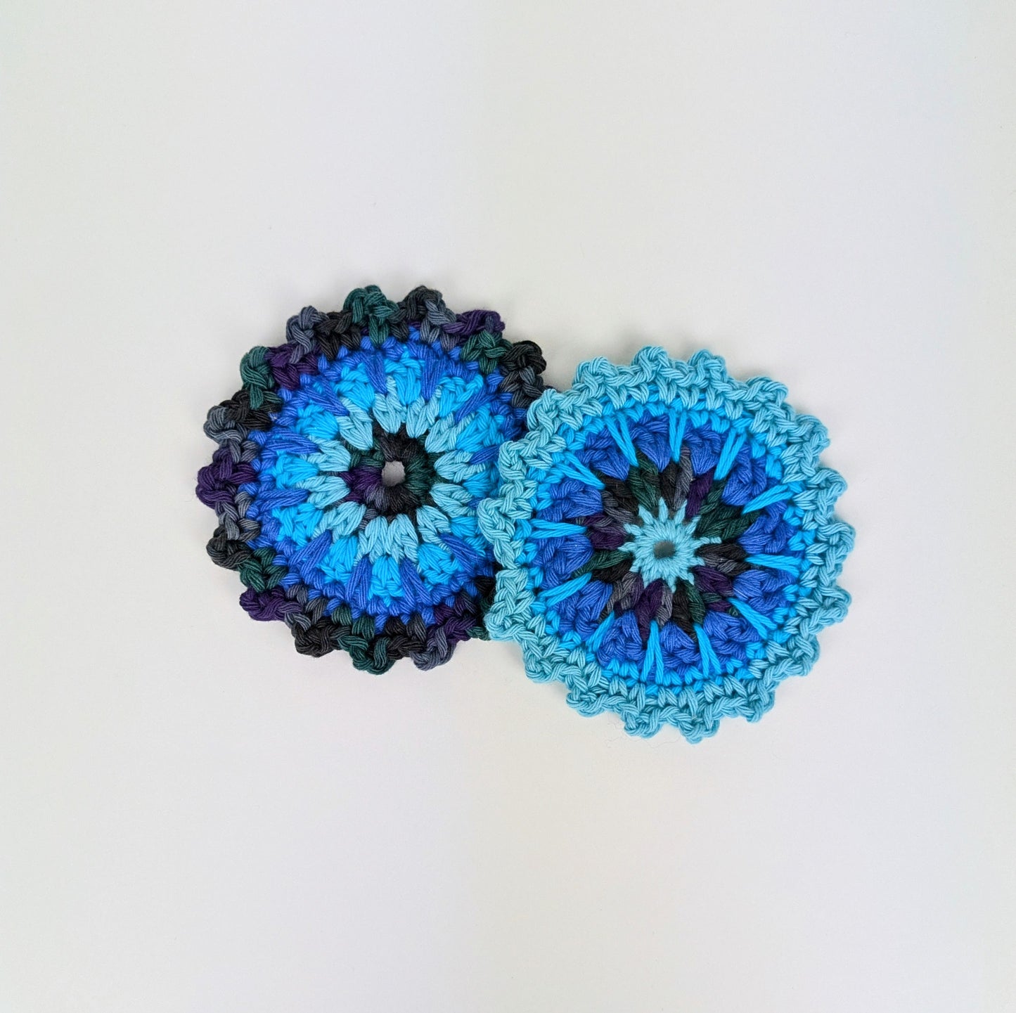 „Nachhaltiges Seifenpad aus Baumwolle in Blumenform in Seifenschale“