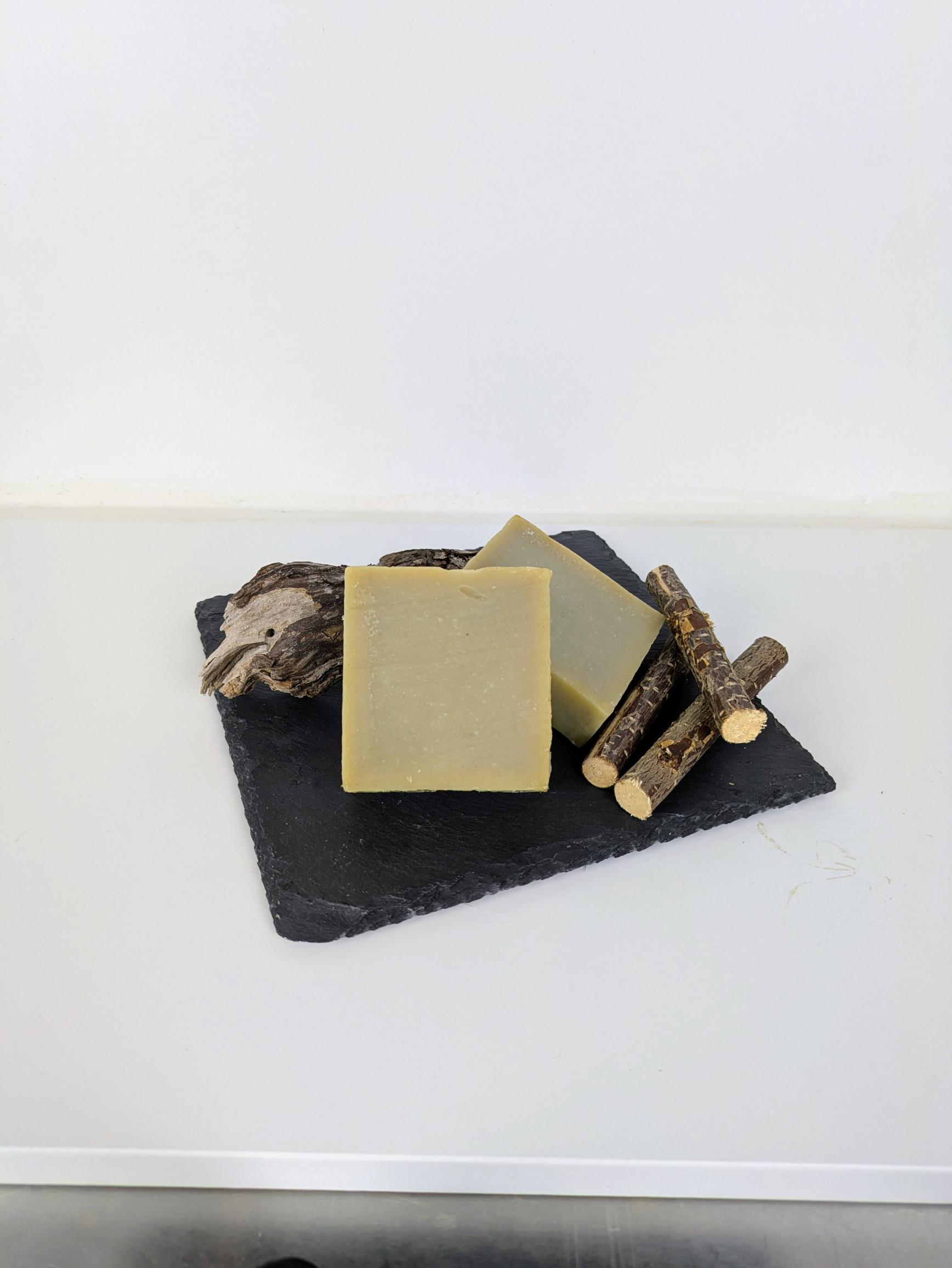 „Rasierseife mit grünem Ton, cremigem Schaum, Olivenöl, Kokosöl und ätherischen Ölen von Ylang-Ylang, Lavendel und Muskatellersalbei – handgemacht von Die Steile Biene.“