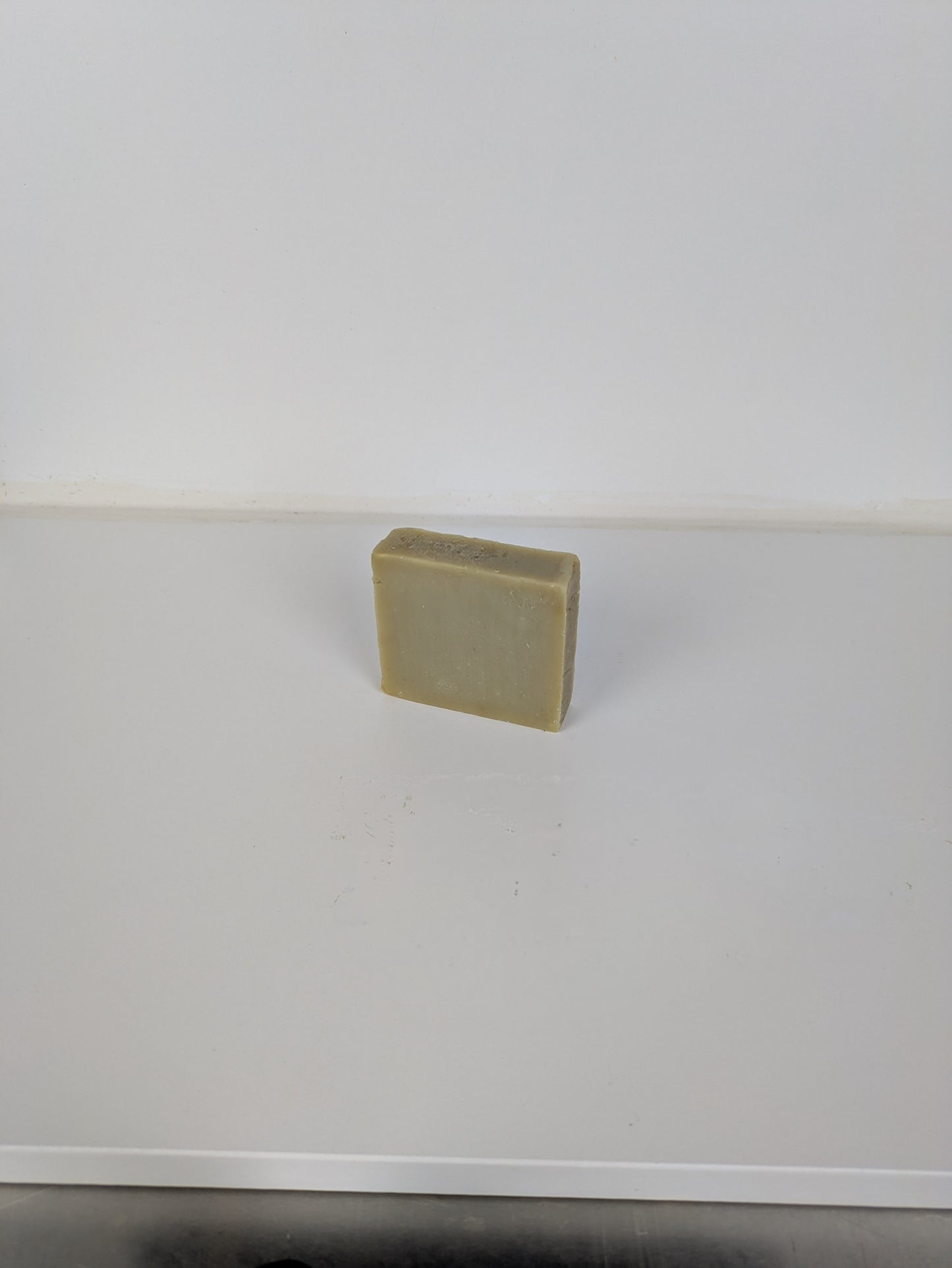 „Rasierseife mit grünem Ton, cremigem Schaum, Olivenöl, Kokosöl und ätherischen Ölen von Ylang-Ylang, Lavendel und Muskatellersalbei – handgemacht von Die Steile Biene.“