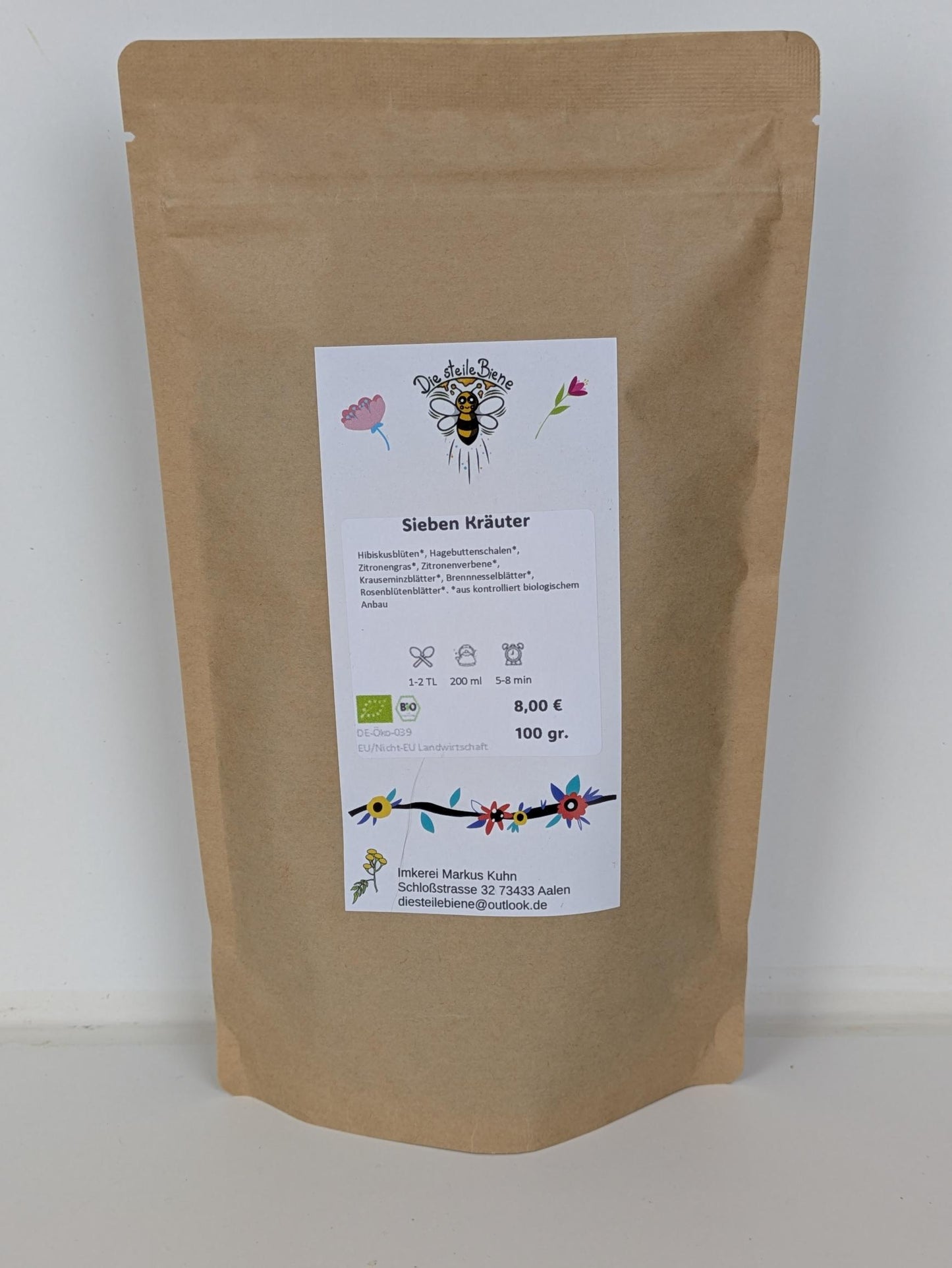 Lose Bio-Kräuterteemischung 7 Kräuter von Die Steile Biene – Hibiskus, Hagebutte, Zitronengras, Verbene, Krauseminze, Brennnessel und Rosenblütenblätter auf natürlichem Holzuntergrund.