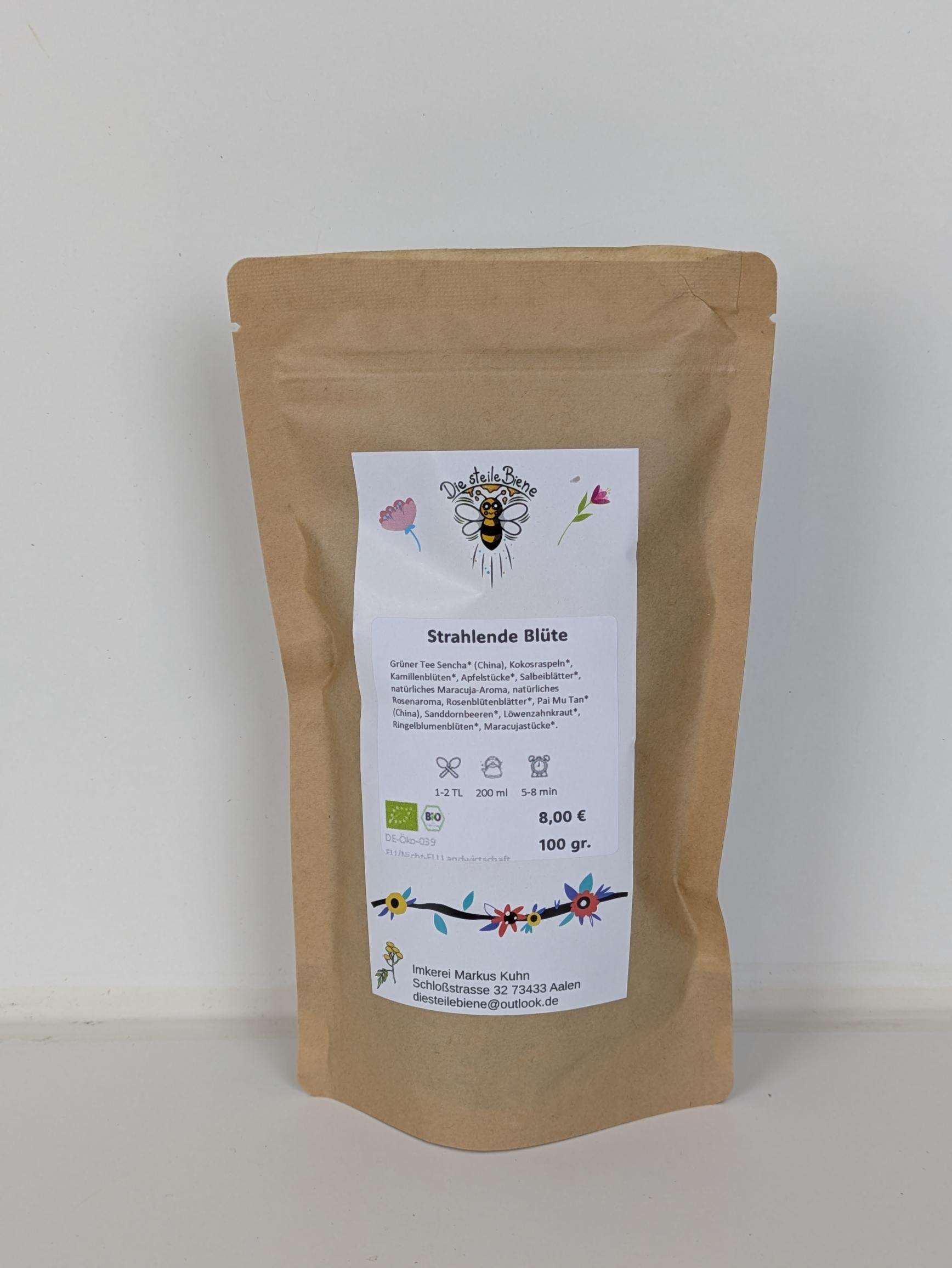 Strahlende Blüte Bio Grüntee – blumige Grüntee-Mischung mit Rosen, Maracuja und Sanddorn auf Holzuntergrund – Die Steile Biene